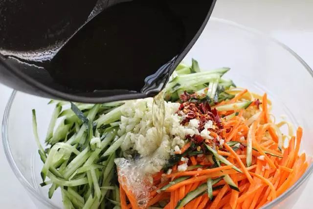 清爽夏日美食，青瓜拌干豆腐丝的制作与养生功效