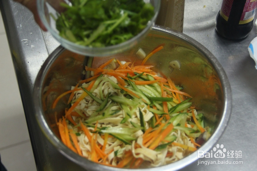 清爽夏日美食，青瓜拌干豆腐丝的制作与养生功效