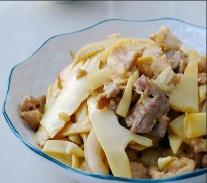 烧豆腐炒竹笋，一道营养丰富、味道鲜美的家常美食