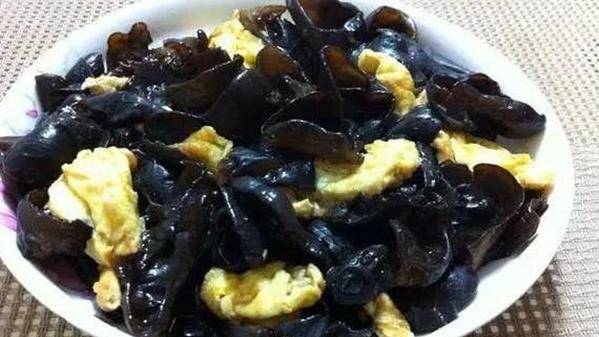 家常美味，猪肉炒木耳油豆腐，滋养身心的小炒佳品