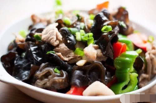 家常美味，猪肉炒木耳油豆腐，滋养身心的小炒佳品