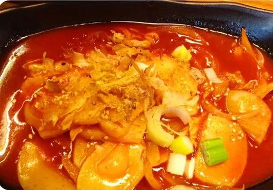 甜辣鱼豆腐年糕，一道家常美食的全新演绎