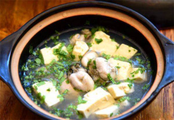 炖豆腐鱼的温暖时光，家常美食的治愈力量