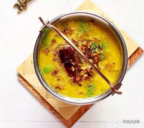 炖豆腐鱼的温暖时光，家常美食的治愈力量
