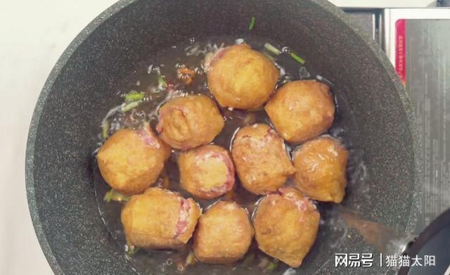 家常美食新搭配，白菜虾滑油豆腐炖汤，鲜香滋补一锅出