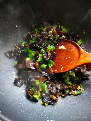 木耳青椒炒鸡蛋，家常美食的健康密码