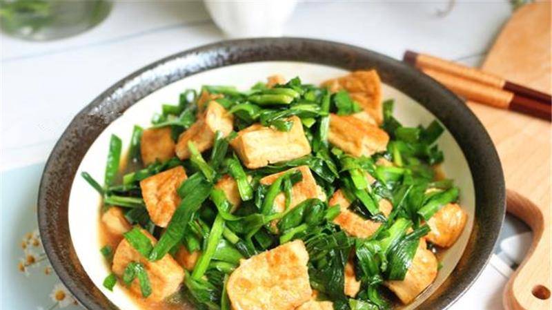 鲜美组合，韭菜炒蟹肉豆腐的家常做法与营养解析
