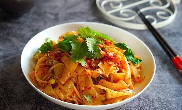 夏日清爽佳品，凉拌豆腐丝油菜，美味与健康的完美融合