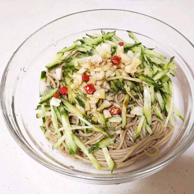 夏日清爽佳品，凉拌豆腐丝油菜，美味与健康的完美融合