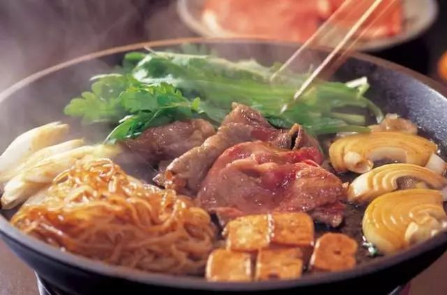 鸡子排骨牛肉火锅的做法