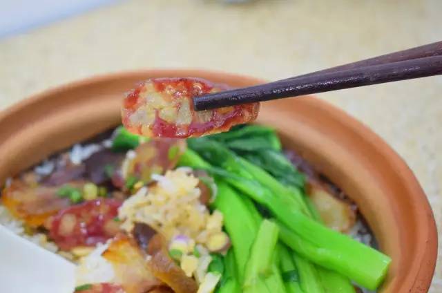 什锦排骨煲仔饭的做法