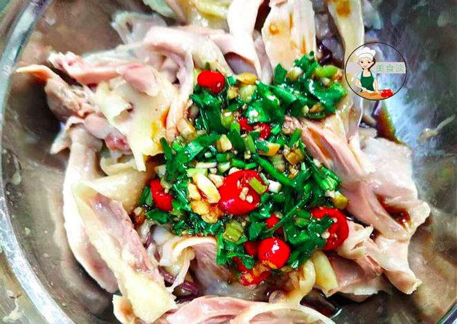 夏日消暑佳品——拌皮蛋豆腐的制作与功效解析