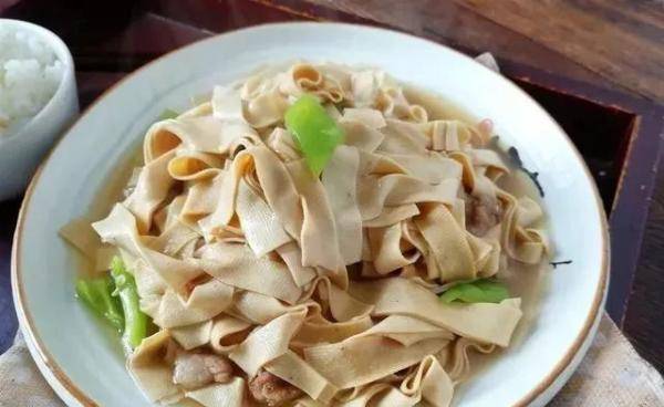 土豆尖椒粉条豆腐，家常美食的绝妙搭配