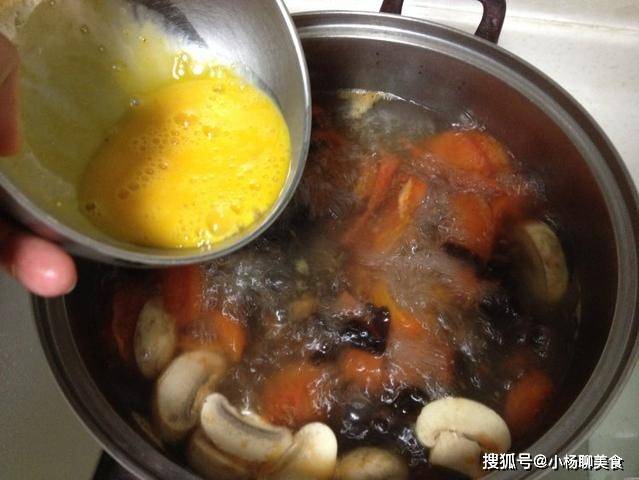 西红柿草菇打汤的做法
