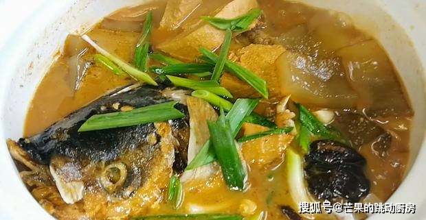 小鱼豆腐砂锅黄瓜，鲜美滋味，营养满分的一锅好菜