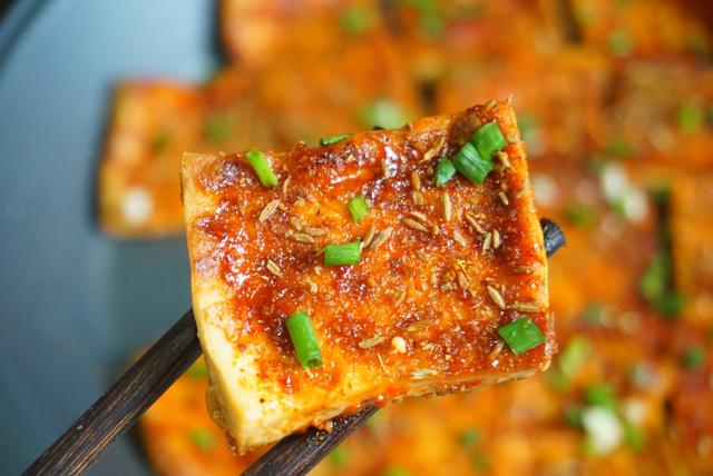红烧鲫鱼铁板豆腐，家常美食的双重诱惑