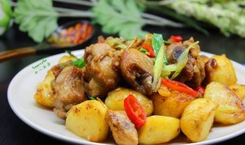 家常美味，鸡腿炒土豆的独到做法与营养解析