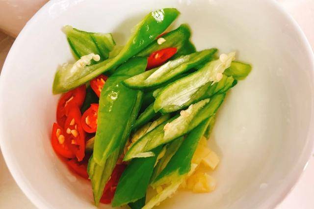 莴笋炒黑豆腐，营养美味，家常佳肴新选择
