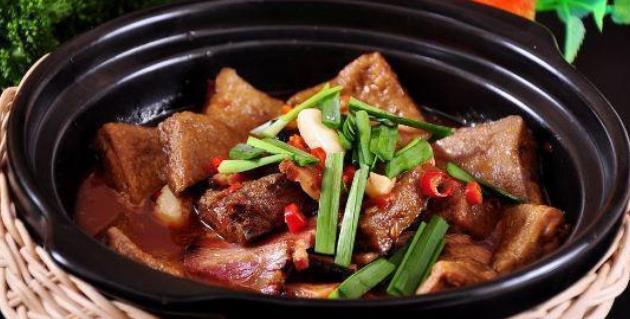 醇香四溢的啤酒煮猪肉豆腐，家常美食新体验