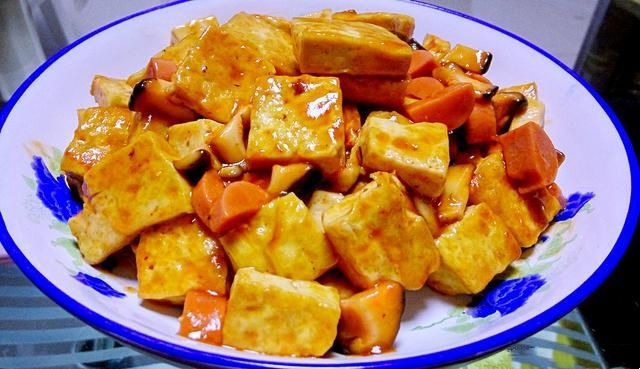 土豆香菇豆腐肉末，家常美食的创意搭配与烹饪技巧