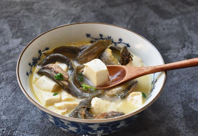 泥鳅豆腐海带汤，滋补养生的一道家常美味