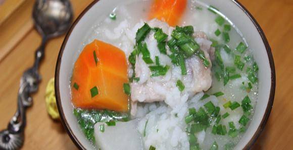 黄白菜豆腐炖鱼，鲜美滋补的家常佳肴
