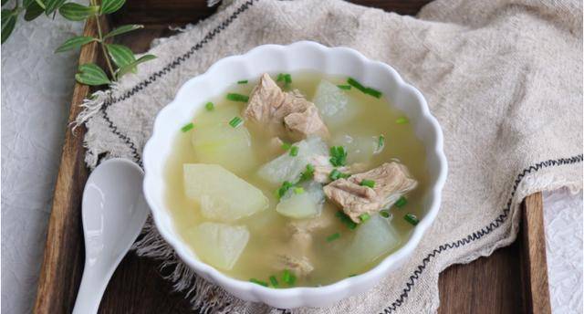黄白菜豆腐炖鱼，鲜美滋补的家常佳肴