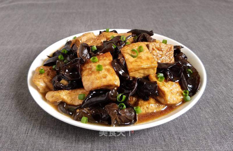 木耳豆腐炖肉，家常美味与健康养生的一锅好菜