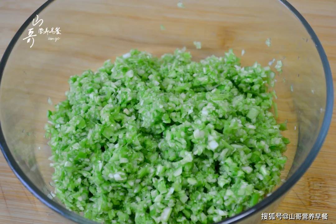 鸡蛋夹馍拌面做法