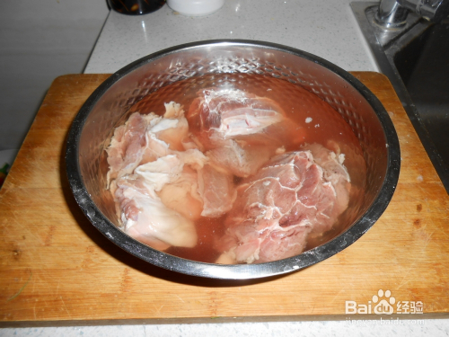 白水猪蹄炖豆腐，美味滋补的家居佳肴