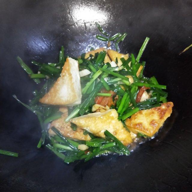 扁豆腐炒韭菜的做法