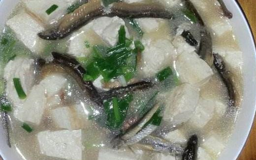 泥鳅滚水豆腐，鲜美滋补的家常美食