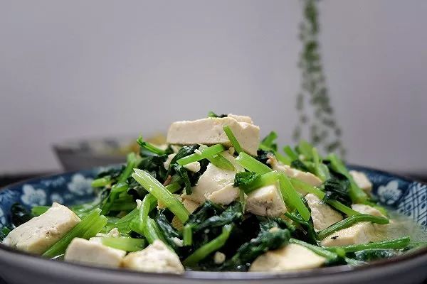 家常美味，茼蒿炒冻豆腐的烹饪之道