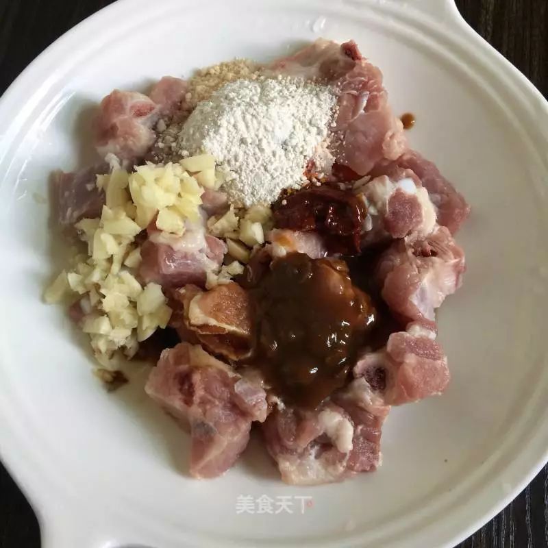 排骨黄豆酱蒸豆腐，家常美食的鲜美秘诀