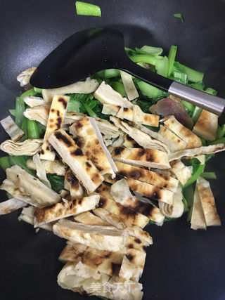 豆腐鸡蛋炒饼，家常美食的全新演绎