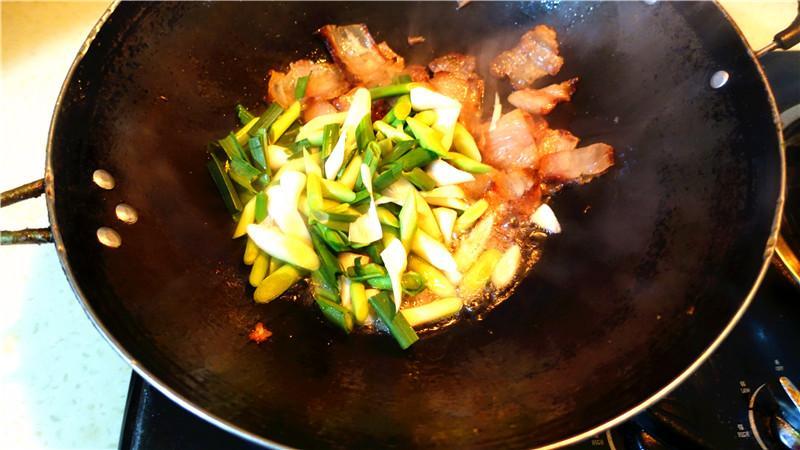 蒜苗炒腊肉瓦罐鱼的做法