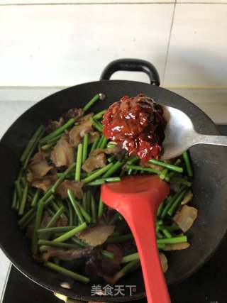 蒜苗炒腊肉瓦罐鱼的做法