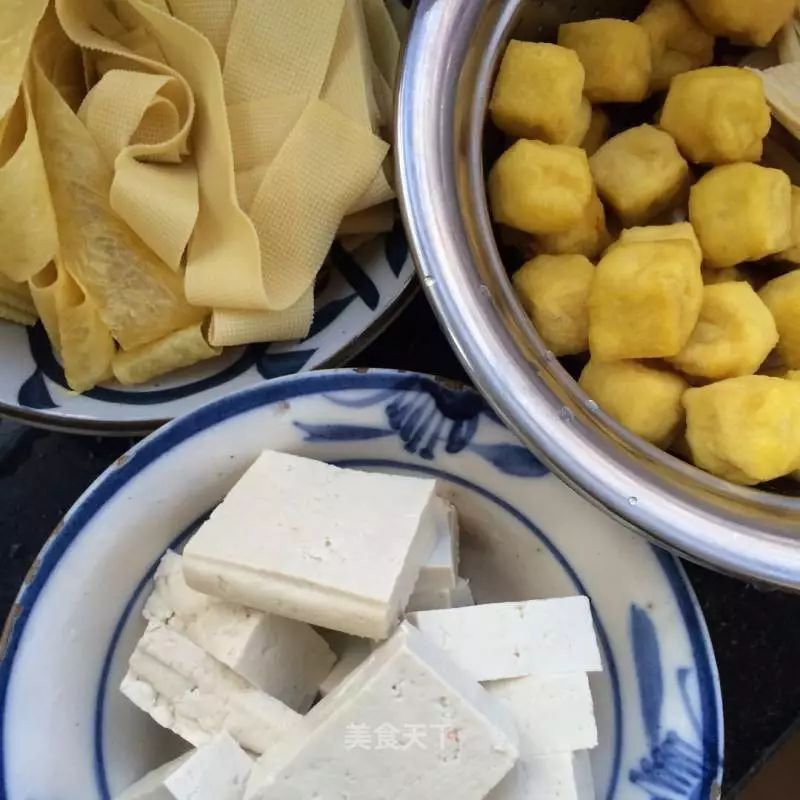 豆腐青菜豆皮炖出的健康美味，一道家常素食的魅力
