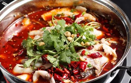 豆腐鱼烧火锅，温暖冬日里的美味与养生