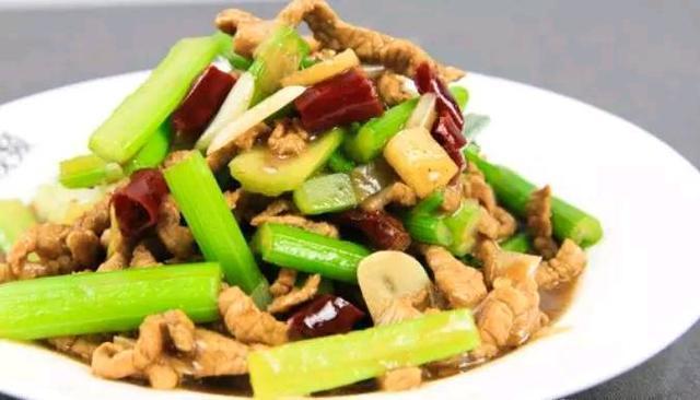 家常美味，姜片炒肉的制作秘诀与保健功效