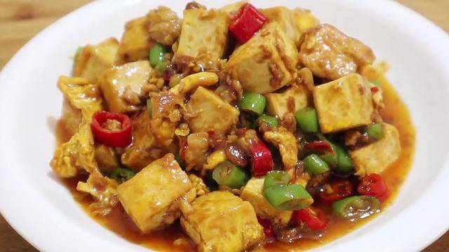 秘制肥肠豆腐，口感鲜美，营养丰富的家常美食