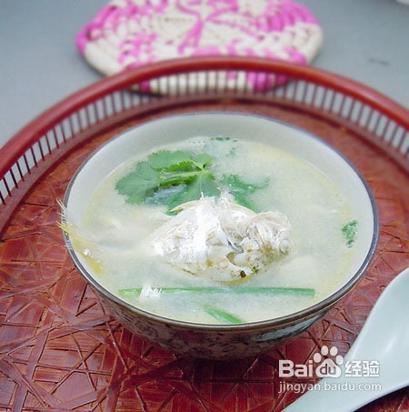 豆腐豆芽煮鱼头，鲜美滋补的家常美食