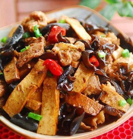 毛芹炒肉，家常美食中的营养与健康之道