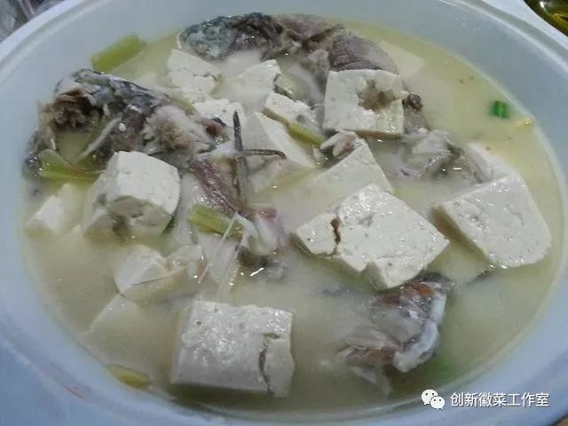 油炸鱼炖豆腐，家常美食中的鲜美组合