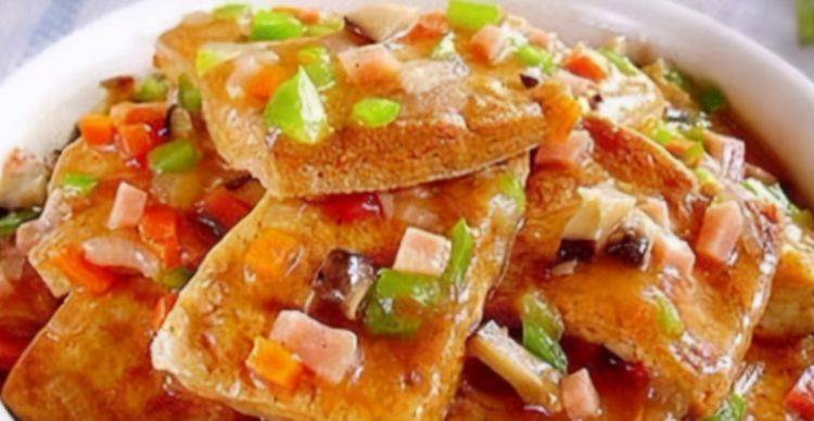 家常美食新境界，洋葱炒肉末豆腐的美味与营养解析