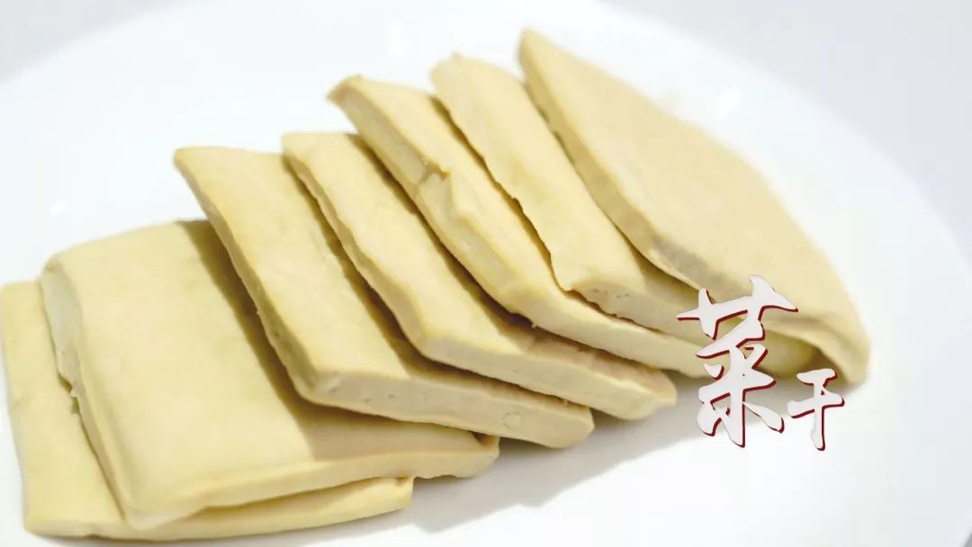干豆腐卷着吃的魅力，家常美食新滋味