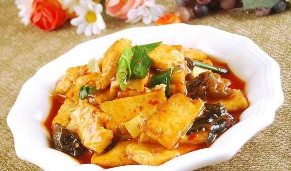 家常美食，虾酱炒油炸豆腐的美味与营养揭秘