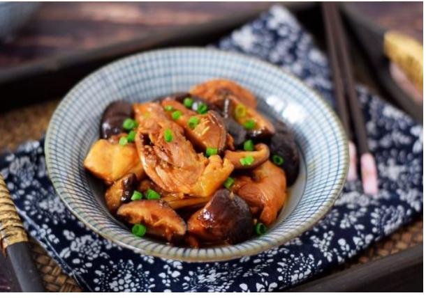 香菇炖鸡肉做法