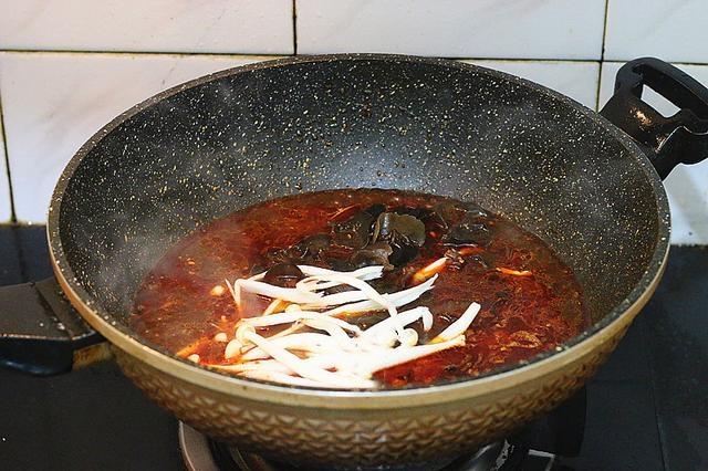 海鲜菇豆腐火锅，暖身养颜的美味佳肴