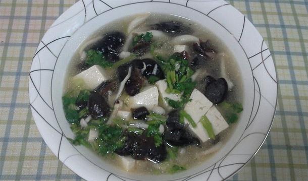木耳豆腐炖汤，滋养身心的一道家常美味